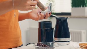 Read more about the article How To Grind Coffee Beans (With And Without A Grinder)